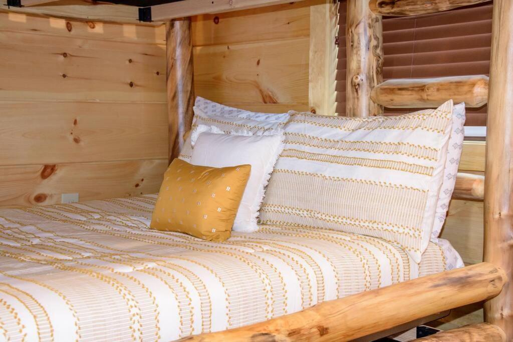 Spacious 2800 Sq Ft-Cozy Wood Cabin-New Build Pigeon Forge Dış mekan fotoğraf