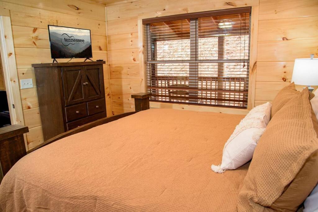 Spacious 2800 Sq Ft-Cozy Wood Cabin-New Build Pigeon Forge Dış mekan fotoğraf