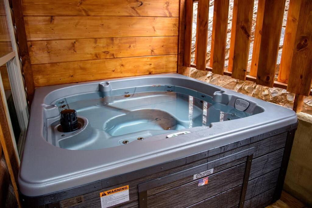 Spacious 2800 Sq Ft-Cozy Wood Cabin-New Build Pigeon Forge Dış mekan fotoğraf